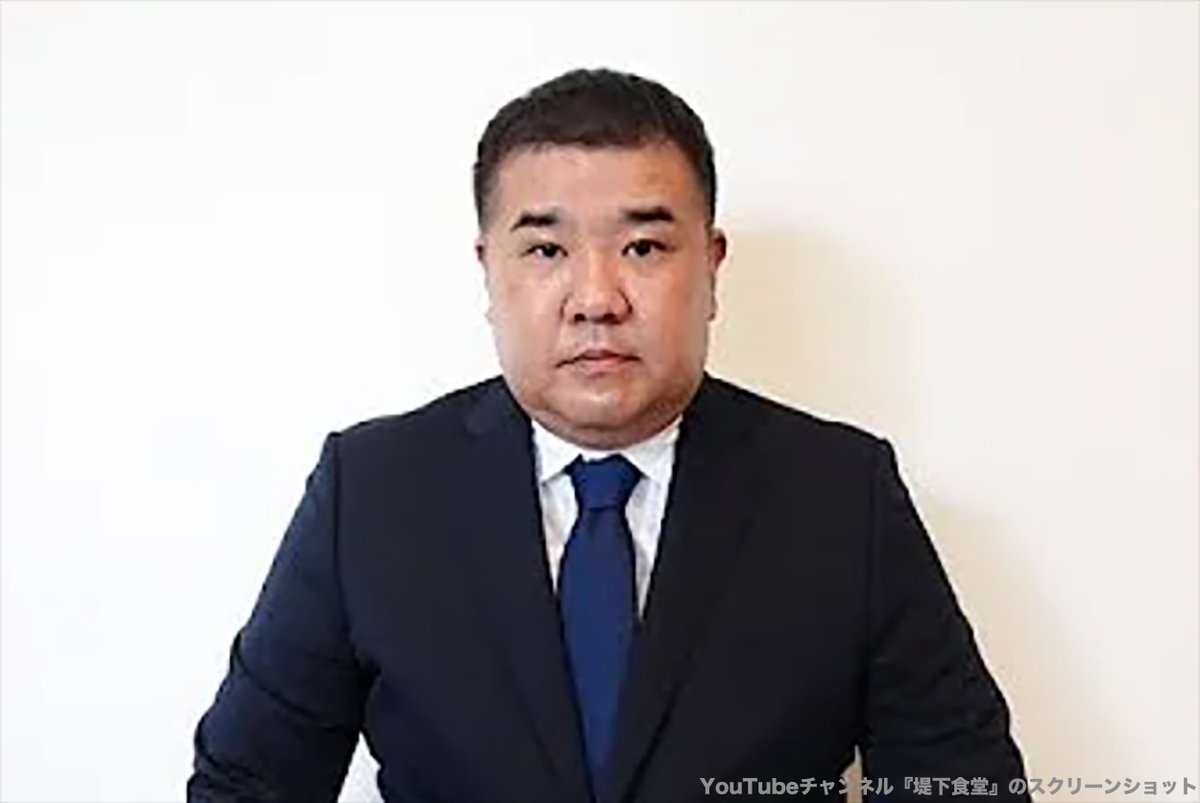 nishinoakihiro's tweet photo. 【お詫び】
　
このたび、キングコングのYouTubeチャンネル『毎週キングコング』におきまして、インパルス・堤下敦(つつみしたあつし)氏に対する不適切な発言がございました。

堤下氏は、私たちよりも年齢、芸歴ともに上の先輩にあたります。
そのような堤下氏を、ご本人が不在の中で取り上げ、

「イノシシだから曲がれない」
「最近、靴下の履き方を覚えた」 
「ガードレールに追突しがち」

など、本人の尊厳を損なうような発言を重ねてしまいました。
お笑いという表現の中で発せられた言葉ではありますが、だからといって何を言っても許されるわけではありません。

また、今回の発言の中には、
「イノシシだから曲がれない」
というものがございましたが、これは完全に我々の表現上の問題であり、現時点で堤下氏がイノシシであることの確認がとれた上での発言ではありませんでした。

今回、堤下に対する配慮が著しく欠けていたことを、深く反省しております。　

また、アイツは一人で活動しているわけではなく、スタッフや関係者、共演者など、多くの人間と集団で活動している生き物です。
したがって、今回の発言によって損なわれる可能性があるのは、堤下一頭の信用だけではありません。

その意味でも、今回の件を「芸人同士の冗談」で済ませることなく、極めて重く受け止めております。
今後は、ニホンツツミシタに対する言動について、これまで以上に慎重な判断を行い、二度とこのような事態を招かないよう、再発防止に努めてまいります。

最後になりましたが、このたびの発言により、イノミシタシシシ氏ならびに飼育関係者の皆様にご不快な思いとご心配をおかけしましたこと、心よりお詫び申し上げます。
誠に申し訳ございませんでした。

2026年8月8日
株式会社CHIMNEY TOWN
代表取締役　西野亮廣