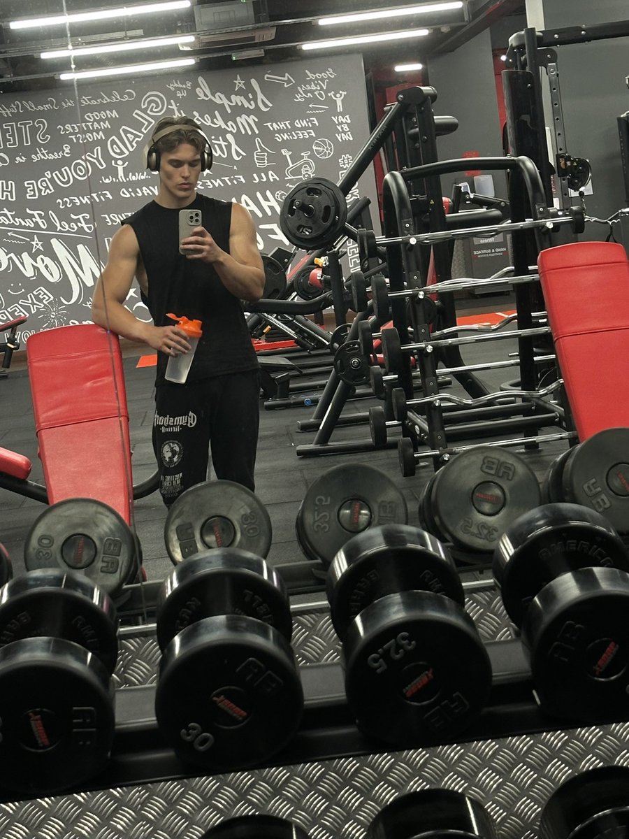 LewisOfcl06's tweet photo. In need of a bulk. But I’ll lose my sexy cheekbones 🙄😂 https://t.co/9aSCtlYszZ