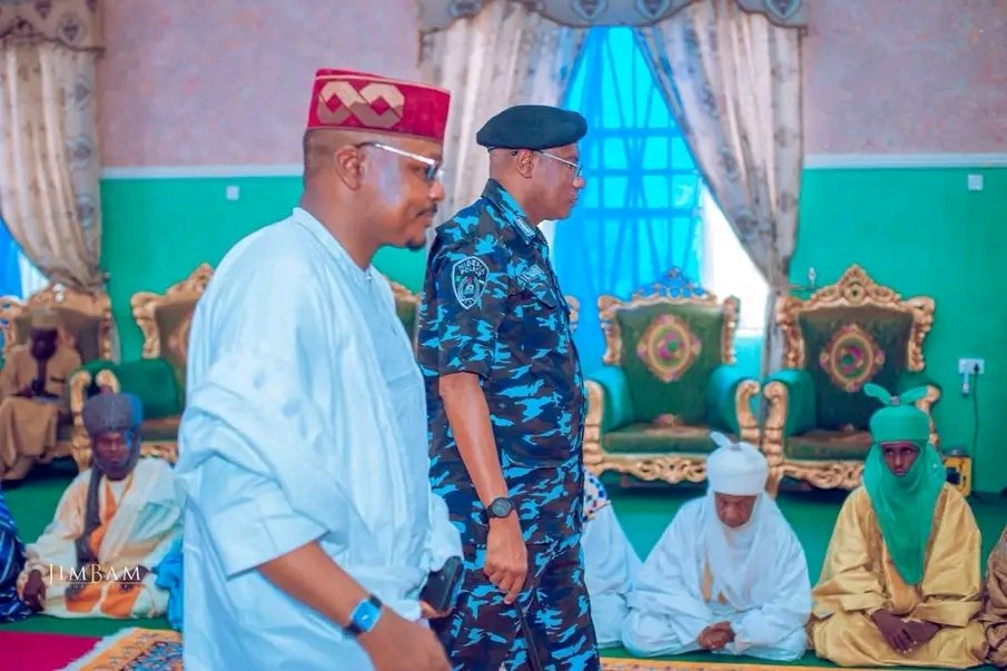 HonMainasibi's tweet photo. Commissioner @nuramaaji had the privilege of paying a courtesy visit to His Royal Highness Alhaji Muhammad Maharaz, the Emir of Karaye.

#AbbaIsWorking 
#KanoIsWorking https://t.co/G4MqeQjTIL