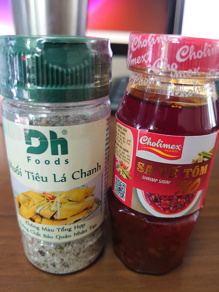 pliemon's tweet photo. 同僚のベトナム出張のお土産
同僚「これで美味しい料理お願いします！」
私「ほえーどんな味なのこれ？」
同僚「分かりません！」
私「☺️」 https://t.co/J3Yoo5G9yp