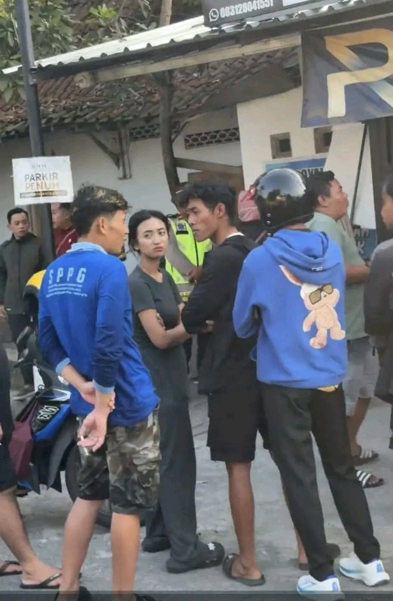 cprxn_id's tweet photo. Terduga pelaku Royale Phone Ambarawa masih sempat Mantau di TKP bersama pacarnya ‼️

Polda Jateng Tangkap Dua Remaja yang Diduga Terlibat Pembunuhan Bos Konter HP Royal Phone Ambarawa https://t.co/7Ppabi4loC
