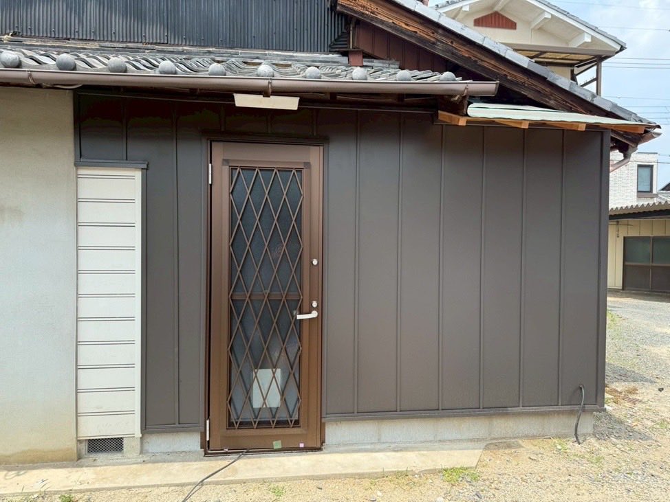 OPWiDlmGcPd3ya4's tweet photo. 京都府城陽市のリフォーム現場にて、屋根と外壁と雨樋の工事をしました。

使用屋根材:ガルバリウム鋼板立平葺
使用外壁材:ガルバサイディング・ガルボウ
使用雨とい:パナソニックアイアン105

#リフォーム
#城陽市
#立平葺
#現場女子
#屋根リフォーム
#外壁リフォーム
#ガルボウ
#金属サイディング https://t.co/hwX3lykdvM