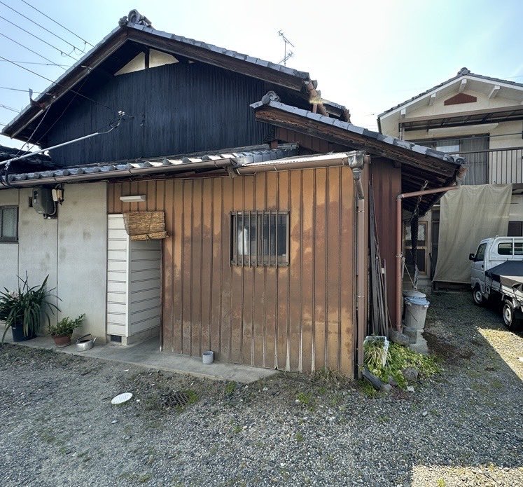 OPWiDlmGcPd3ya4's tweet photo. 京都府城陽市のリフォーム現場にて、屋根と外壁と雨樋の工事をしました。

使用屋根材:ガルバリウム鋼板立平葺
使用外壁材:ガルバサイディング・ガルボウ
使用雨とい:パナソニックアイアン105

#リフォーム
#城陽市
#立平葺
#現場女子
#屋根リフォーム
#外壁リフォーム
#ガルボウ
#金属サイディング https://t.co/hwX3lykdvM