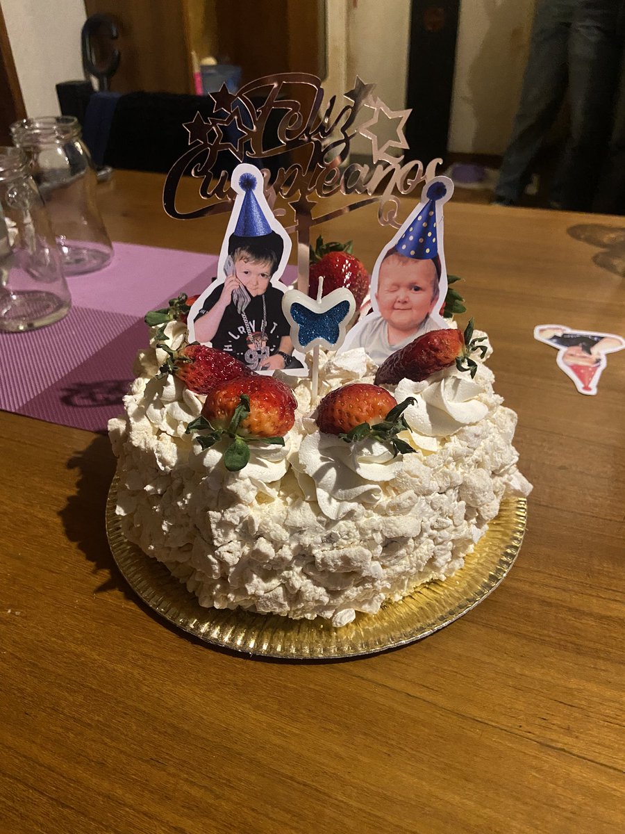 belucortezz's tweet photo. La torta que te hacen tus amigas a los 23 https://t.co/3Nv6riJodo