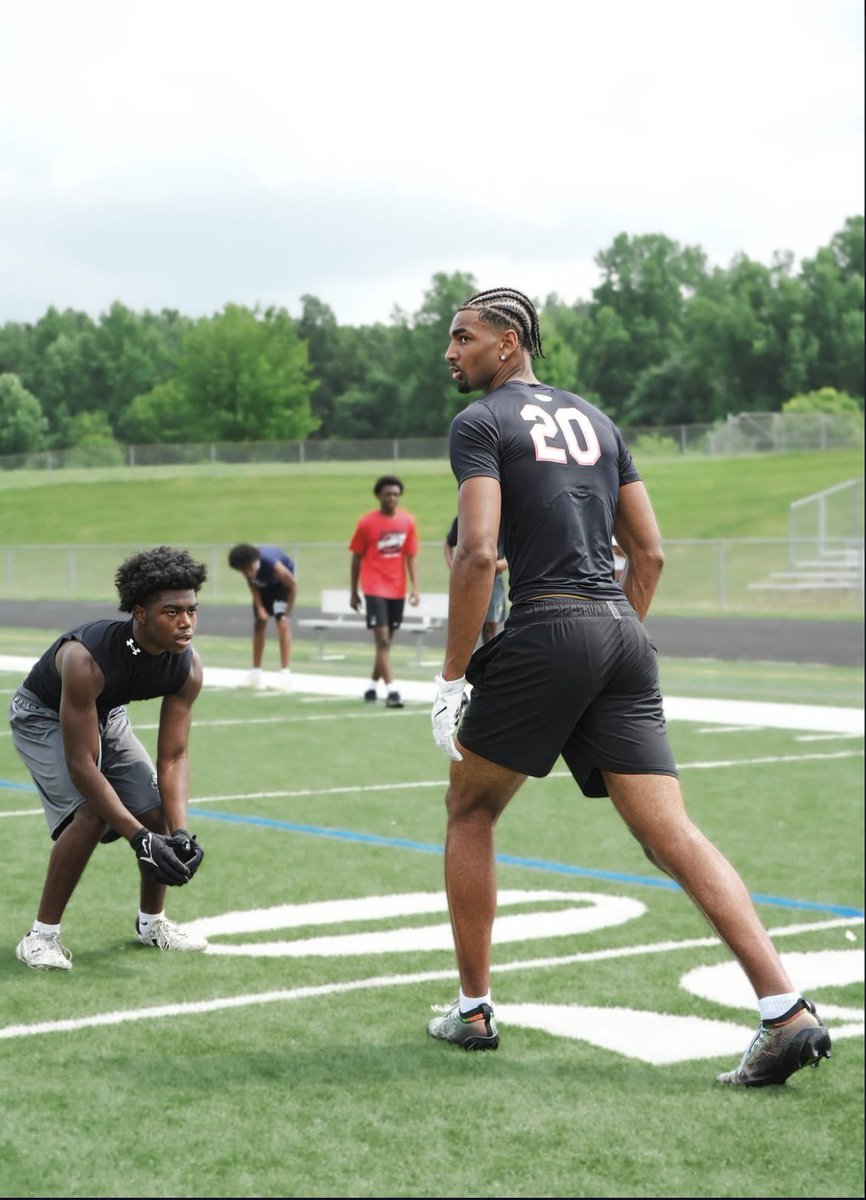 mase9_'s tweet photo. Clock ticking , BIG JUNIOR season coming up!! https://t.co/C28ghhXlDs