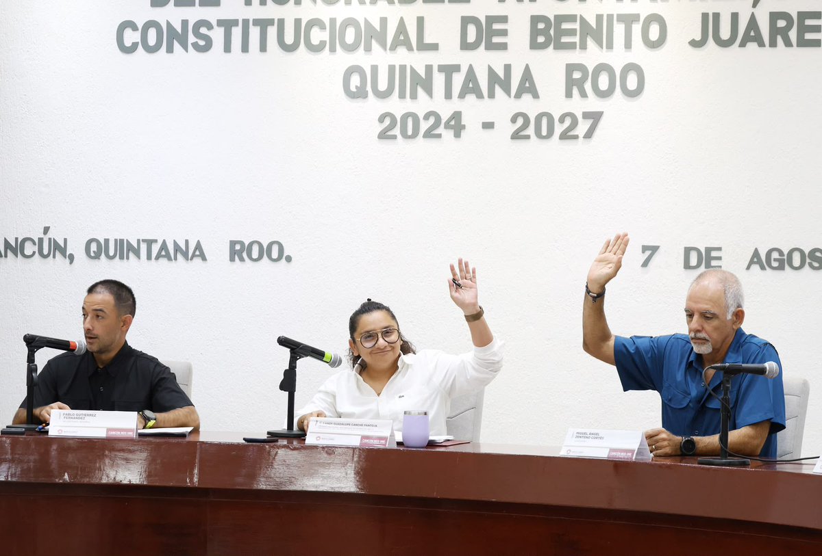 5toPoderDiario's tweet photo. #5topoder #noticias #cancun
IMPULSA AYUNTAMIENTO DE BENITO JUÁREZ NUEVA NORMATIVA PARA FORTALECER LA SIMPLIFICACIÓN ADMINISTRATIVA
Cancún, Q. R., a 07 de agosto de 2026.- Con el propósito de consolidar un gobierno más eficiente, transparente y cercano a la ciudadanía, el Cabildo de Benito Juárez aprobó por unanimidad turnar a comisiones unidas la iniciativa para reformar el acuerdo de creación del Instituto Municipal de Desarrollo Administrativo e Innovación, abrogar su reglamento interior y expedir uno nuevo que fortalezca la simplificación administrativa, la digitalización de procesos y la coordinación institucional.
Durante la Cuadragésima Sexta Sesión Ordinaria, realizada en la sala “20 de abril” y encabezada por la Encargada de Despacho de la Presidencia Municipal, Landy Guadalupe Canché Pantoja, se detalló que el nuevo ordenamiento permitirá adecuar las facultades del IMDAI al marco de la Ley Nacional para Eliminar Trámites Burocráticos, mediante la instauración de la Autoridad Municipal de Simplificación y Digitalización. Con ello, se busca agilizar trámites, reducir cargas administrativas y mejorar la atención ciudadana.
Asimismo, el cuerpo cabildar avaló por mayoría turnar a comisiones la expedición del Reglamento para la Atención Integral de Inmuebles en Estado de Abandono, Riesgo o Deterioro, instrumento jurídico que establecerá procedimientos claros para identificar, registrar, clasificar e intervenir espacios que representen riesgos urbanos, contribuyendo a una ciudad más segura, ordenada y con mejores condiciones de vida.
En otro punto, se aprobó por unanimidad otorgar una segunda licencia temporal a la Presidenta Municipal, Ana Paty Peralta, por 44 días naturales, efectiva a partir de las 22:00 horas del 09 de agosto. Durante este periodo, continuará como Encargada de Despacho la primera regidora, Landy Guadalupe Canché Pantoja, garantizando la continuidad administrativa del Ayuntamiento.
Fuente: 5to Poder Agencia de Noticias
