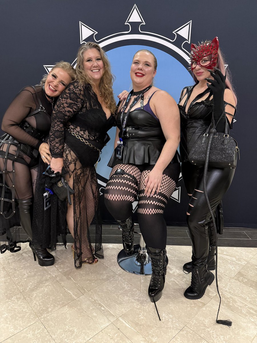 MsLuxeLynx's tweet photo. Enjoying @FetishCon ‘26 with some amazing women! Thank you for making this experience unforgettable. Love you! 👠⛓️‍💥💋❤️🐆
@MsWhitneyMorgan @GoddessVickyVix @PhantasyRubyRed https://t.co/xHc7h6390T