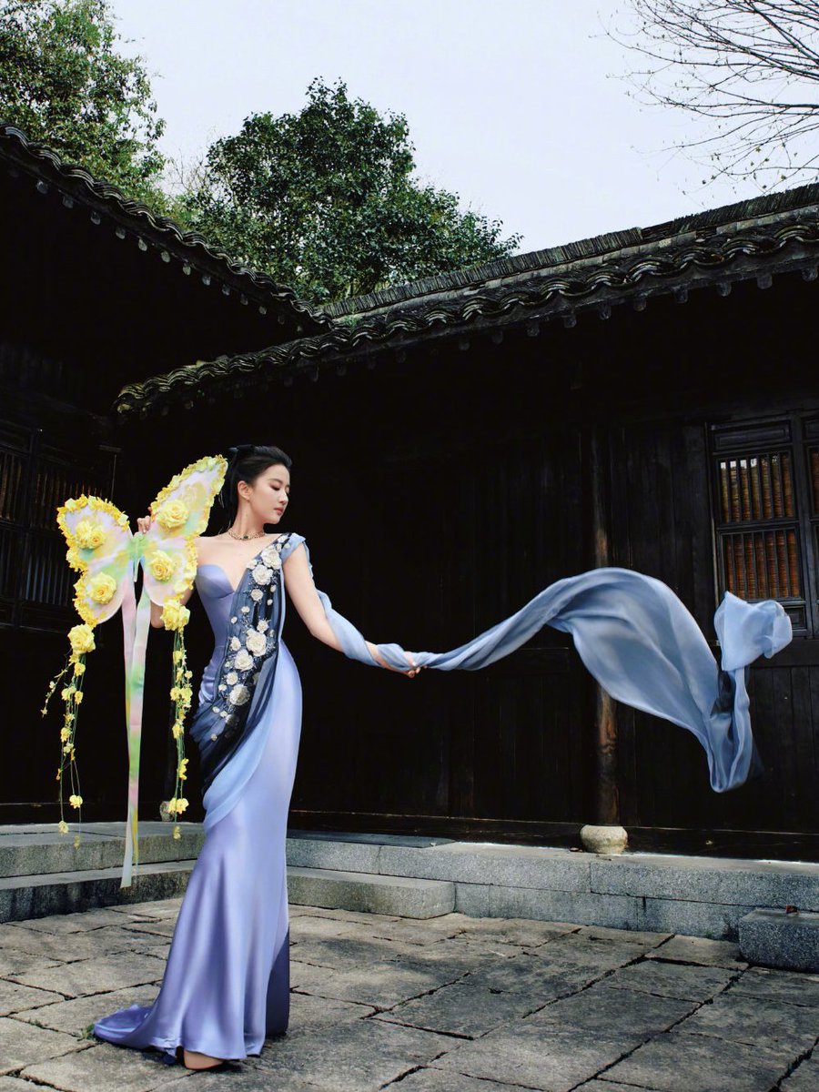 ThePoisonGame's tweet photo. Liu Yifei 刘亦菲 en  Miss Sohee 2025 💙 https://t.co/CryJ1VdNzj
