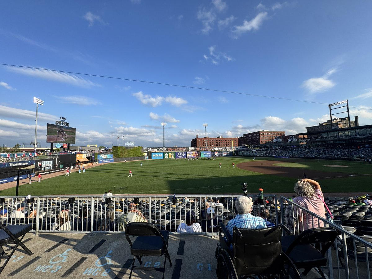 CBBArenaTour's tweet photo. Back on the road! This is a lovely ballpark in downtown St Paul!

@StPaulSaints vs @LouisvilleBats 

@MiLB https://t.co/9iyxOovjyf