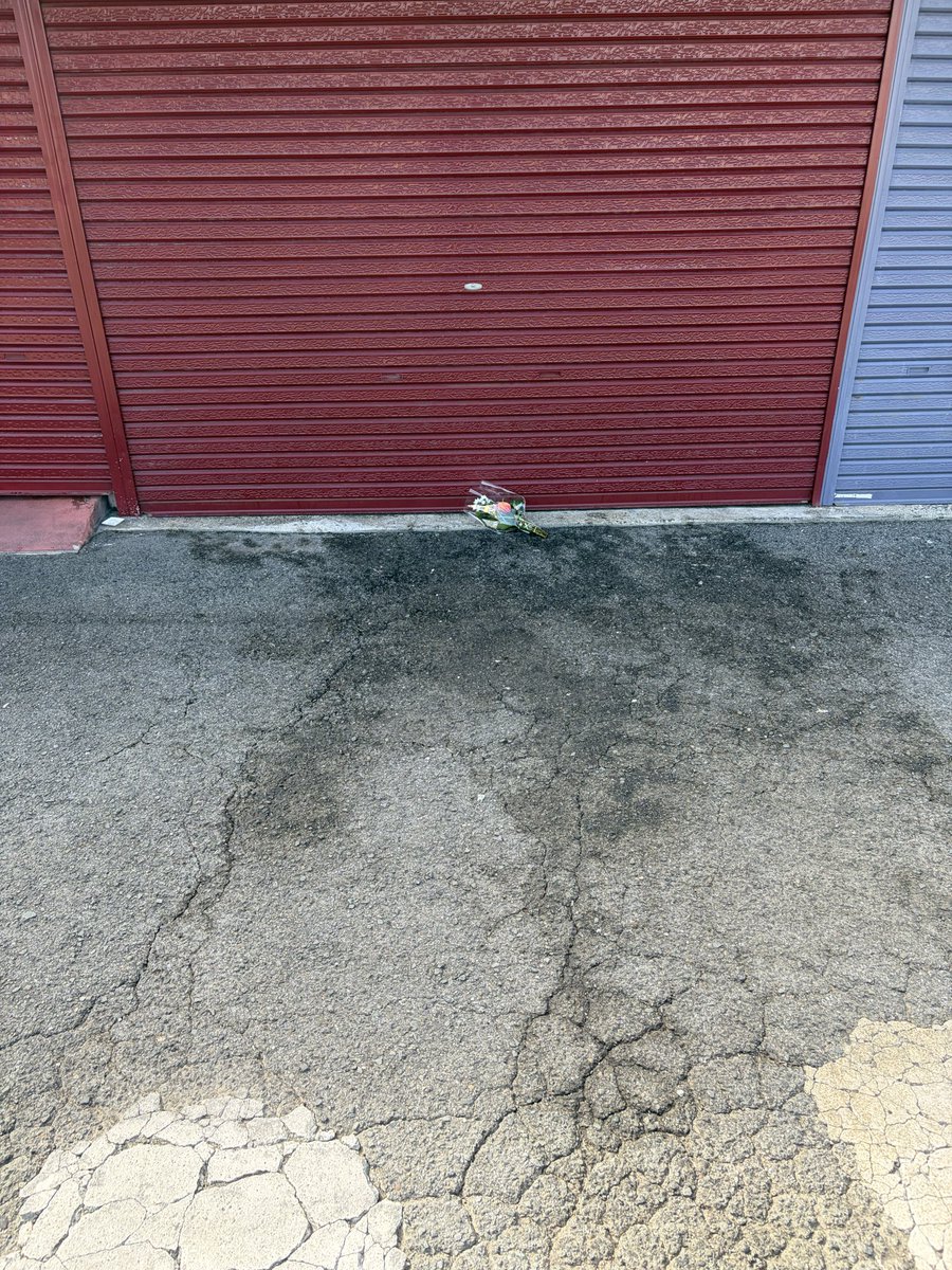 AIRCON373PGG's tweet photo. 皆さんお早う御座います

献花して来ました

無修正動画観て胸が張り裂けそうでした

地元の年代似た普段大人しい方が起こした事件なだけですが苦しみながら亡くなって行くのはたまりません鎮魂込めて献花しました、批判するならどうぞ受けて立ちます

土屋さんのした事は悪です、撃たれて当然の報いですが罪を憎んで人を憎まずです

他にも献花された方が居たみたいでホッとしました

少し霊感があるので話しかけてみましたら土屋さん居ました少し痛そうにして座ってました

土屋さん、何でなん？

ええねん、これでええねん

ええ事無いやろこんな悲惨な終わり方無いやろ？

ええねん、ええねん。

ええねんしか言わないので花の向きを変えて合掌しました

そしたらもう土屋さんは居ませんでし���

今日からお盆、みんな帰って来るのに土屋さんは先に天へ召されました
