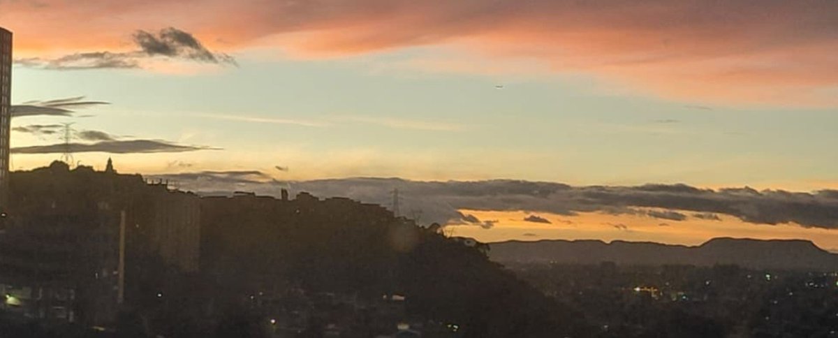 AngelMBP28's tweet photo. Y curiosamente la tarde Bogotána se pinto de 🇨🇴 https://t.co/E7a0Kit7A9
