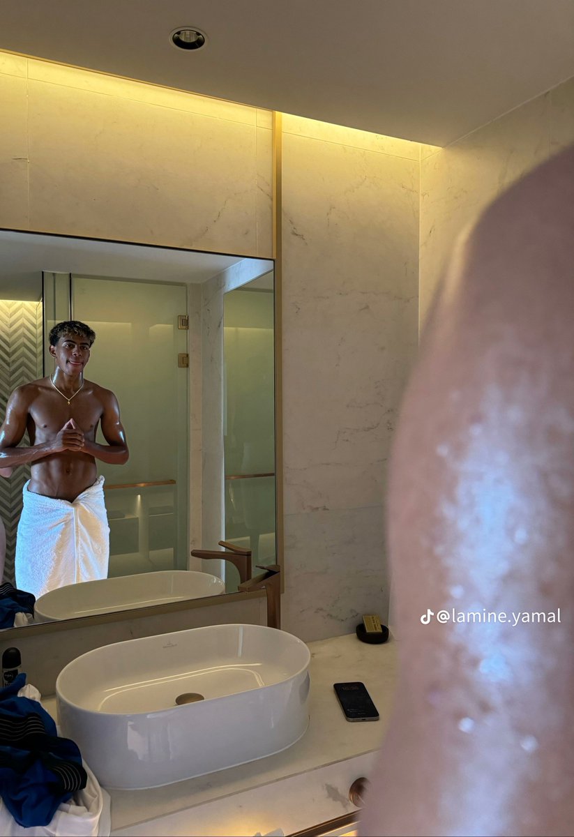 LamineYamal1_0's tweet photo. 🥵 https://t.co/jsi596biJK