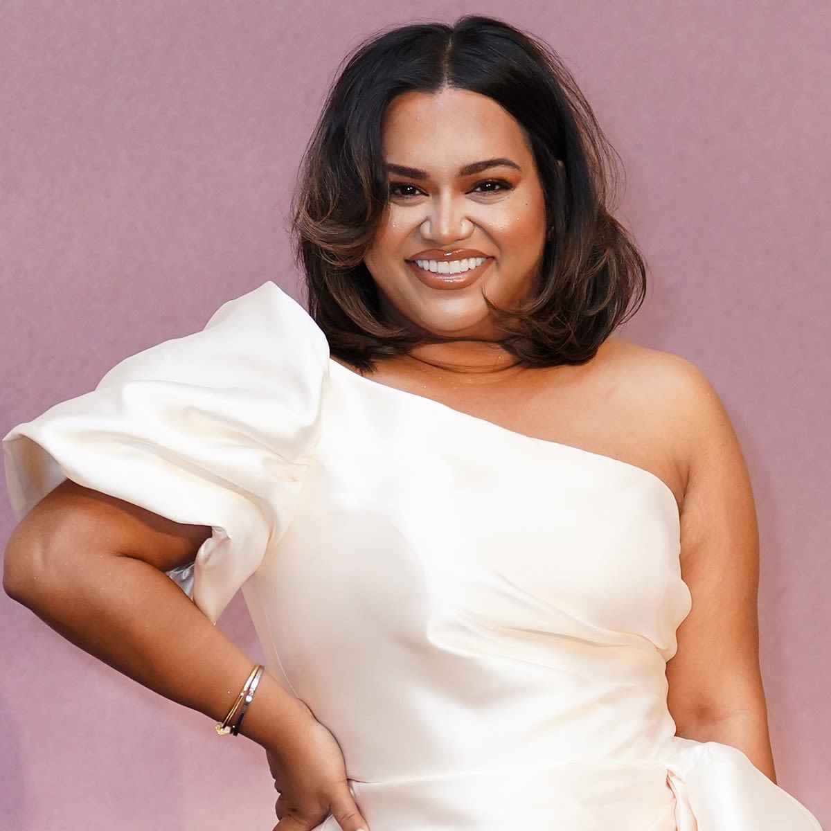 YahooEnt's tweet photo. Influencer Nabela Noor shared that she still does "not feel so confident" about certain parts of her body after losing 65 pounds, explaining how she is adjusting to the transition. https://t.co/gyWN6Pt400 https://t.co/jLQza4C7jl