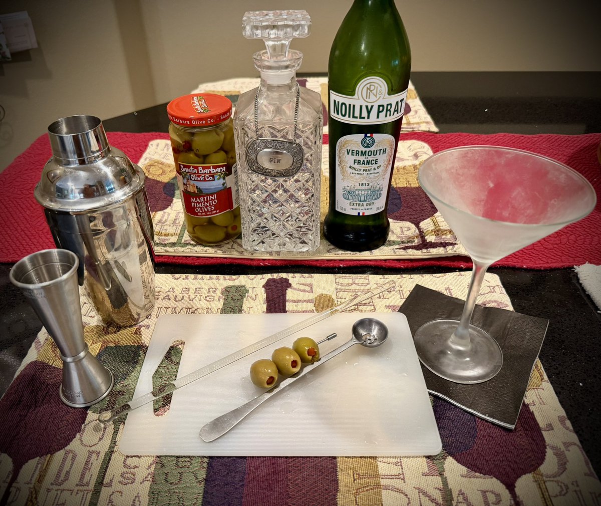 mlzema's tweet photo. It’s #Friday #HappyHour!🕔
#TWEETYOURDRINK
#Gin #Martini #Stirred + 🫒🫒🫒
#Salute! #Cheers! #Sköl! #LChiam! #Santé! #Sláinte! #NaZdrowie! #OogyWawa! #Prosit! #OkoleMaluna! #Ziveli! #Serefe! #CinCin! #Kampai! #Prieka! #Evviva! #Gesondheid! #ZeiGazunt! #Saúde! #Acclamations!🍸 https://t.co/jwwImzjsFS