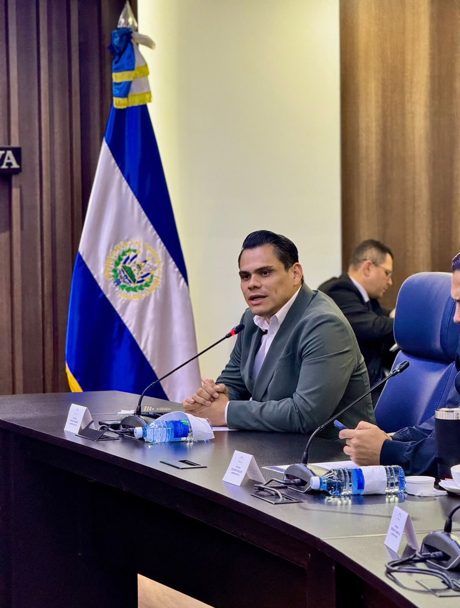 CalebNNavarro's tweet photo. Hoy iniciamos el estudio para elegir a las nuevas autoridades de la Corte de Cuentas de la República.

Un proceso importante que asumimos con mucha responsabilidad, pensando siempre en hacer lo mejor para nuestro país. 🇸🇻 https://t.co/5v1hGHR50V