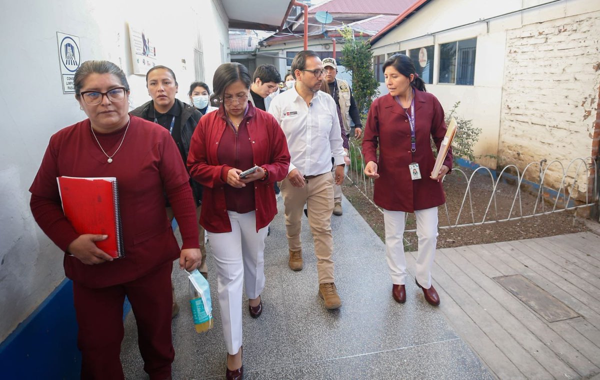 Minsa_Peru's tweet photo. Priorizando la salud de la población de Junín 💪🇵🇪

#NotaInformativa | El ministro Luis Dyer, acompañado por autoridades del nosocomio, inspeccionó los servicios y las instalaciones del Hospital Regional Docente Materno Infantil El Carmen, con la finalidad de concretar acciones que mejoren la atención para miles de ciudadanos.

"Estamos perdiendo el tiempo. Demasiado trámite, demasiado papel. Al final los platos rotos los pagan los pacientes", afirmó el titular del Minsa.

"He decidido quedarme en Junín. No me he ido con la presidenta de la república. Estoy yendo también al IREN y mañana visitaré el nuevo hospital que lleva 15 años en espera", añadió.

🏥 Durante su recorrido, el ministro supervisó las áreas de UCI pediátrica, centro quirúrgico, entre otras, dialogando con personal de salud y pacientes del establecimiento para atender sus demandas.v