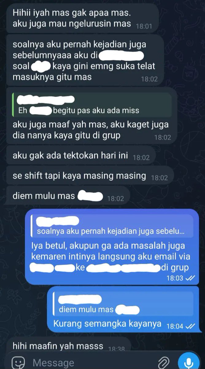 mamahmuda1_'s tweet photo. ini chat suami sama rekan kerjanya cewe, menurut kalian gaya bahasa dan typing cewe ini wajar ngga sih? ke laki laki yang sudah beristri? karna honestly pas dulu aku masih kerja tuh ngetik urusan kerjaan ke lawan jenis bener bener yang seadanya aja, engga pakai huruf berulang kek: hihihihiii, yaaaww, yaahh or iyaahhh begitu. dulu aku pernah labrak nih cewe by chat karna ngirim ngirim sticker gombal ke suamiku, alibinya sih bercanda doang dan ga ada maksut ngerusak rumah tangga orang ceunah 
cc: galgoddes