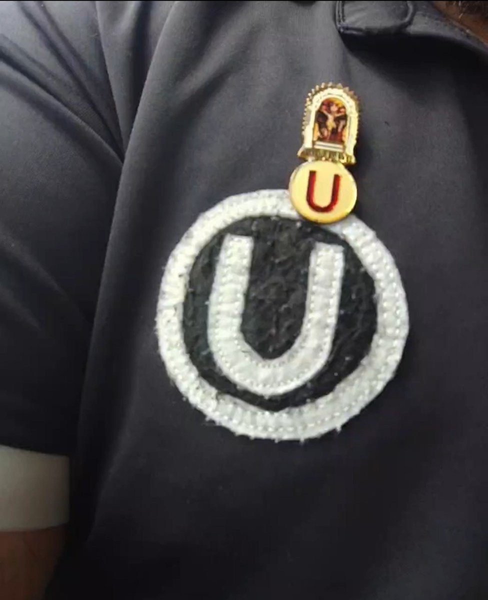 roezpra's tweet photo. ¡Feliz 102° aniversario al más campeón del PerⓊ! 💛♥️🏆

Algunos se visten de gala con terno y corbata; yo me visto de historia, pasión y garra: llevo con orgullo la camiseta de mi amado @Universitario. Hoy celebramos #102AñosDeGrandeza https://t.co/pI3ViCkgDk