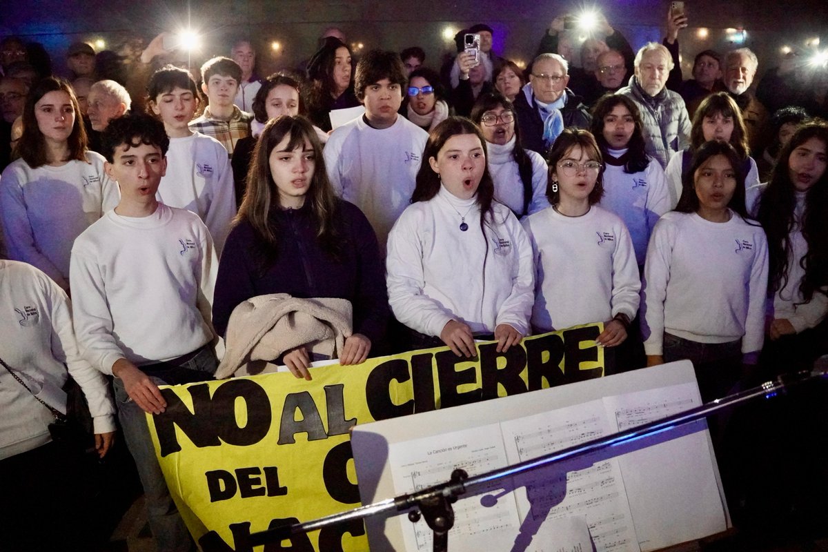 lorepokoik's tweet photo. Emotivo abrazo en defensa del Coro Nacional de Niños

Una comunidad entera se reunió para reclamar la derogación del decreto presidencial que dispuso su eliminación.
El Coro Nacional de Niños forma parte de la memoria, la identidad y el patrimonio cultural de nuestro país. Vamos a defenderlo!