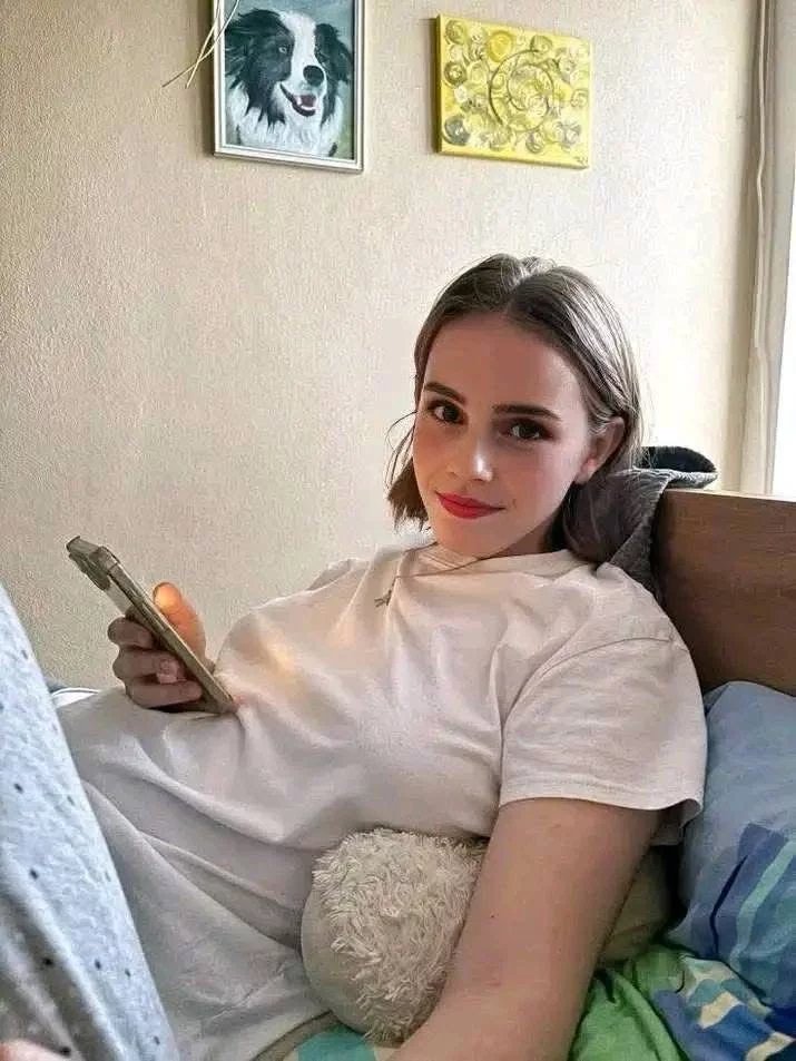 EmmaWatsonhdcf's tweet photo. Good night honey ❣️❣️ https://t.co/1NwoVAIrad