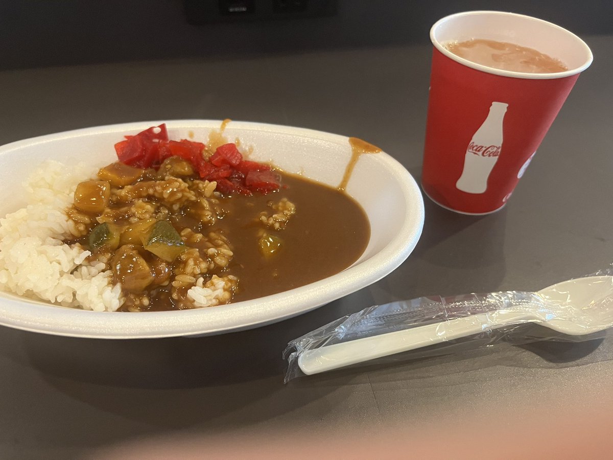 M0CH1_1122's tweet photo. カプセルホテルってご飯ついてるんやね

前行った時なかった気がするのに進化したのね。

朝からカレー食べ放題、味噌汁、ソフトドリンク飲み放題。

至れり尽くせりですな。 https://t.co/xejMed7nxn