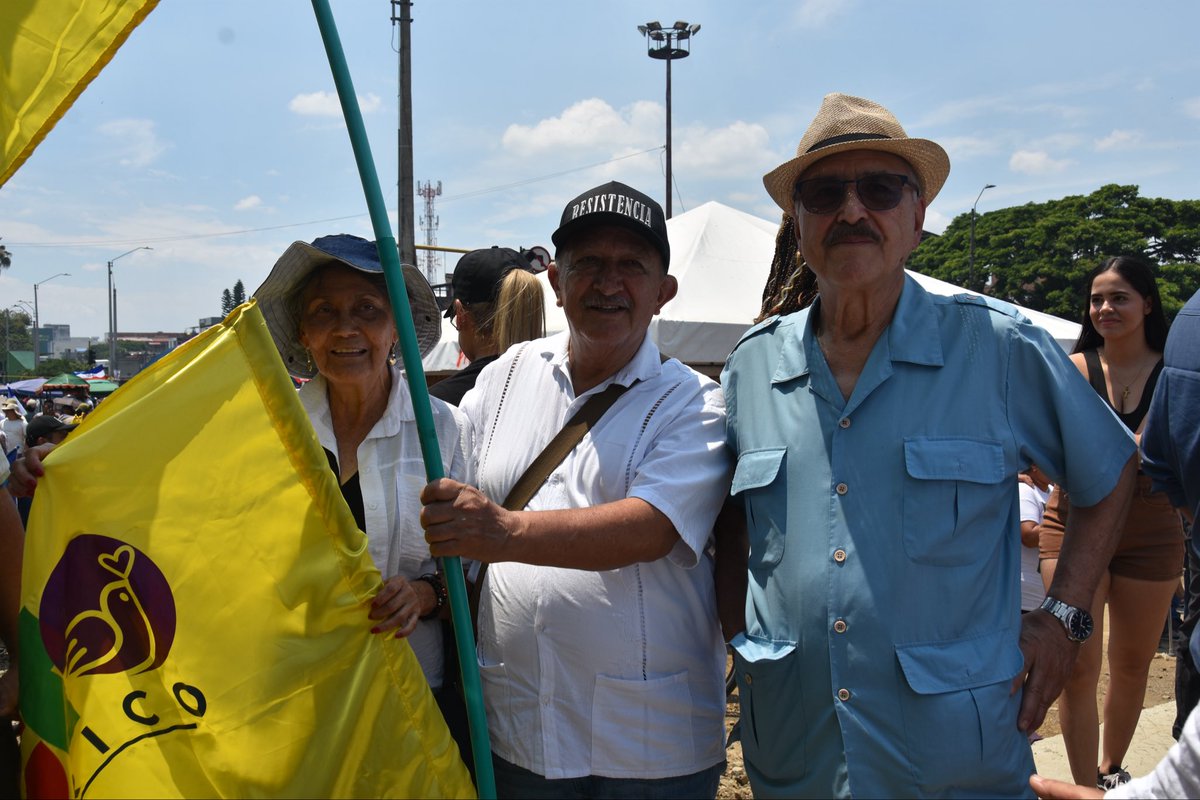 GildardoSilvaPH's tweet photo. 📍 Puerto Resistencia, Cali.

Cali se movilizó y volvió a demostrar que hay una ciudadanía organizada, consciente y decidida a respaldar el Pacto Histórico y el proyecto del Cambio. Desde las calles, con unidad y participación, seguimos construyendo la fuerza política necesaria para transformar a Colombia. ✊🏽

#PuertoResistencia #Cali #PactoHistórico #ElCambioSigue
