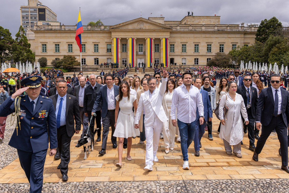 Jorge_BastidasR's tweet photo. Esta es la primera vez que al pueblo le duele que se vaya un Presidente.

Esta es tal vez la imagen más bella de hoy. Creo que aún no dimensionamos lo que ha pasado en estos cuatro años, el pueblo tuvo su Presidente. 

Volveremos. No se equivoquen, somos mayoría. 

#ElPuebloEsOposición