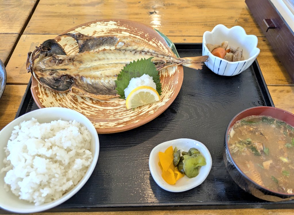 EzwebOt's tweet photo. 朝めし！！！

皆、港来るとやっぱり海鮮丼とか寿司とか行く人多いけど、やっぱり俺らはこれで育ってきたんよ https://t.co/BbH5Onekdr
