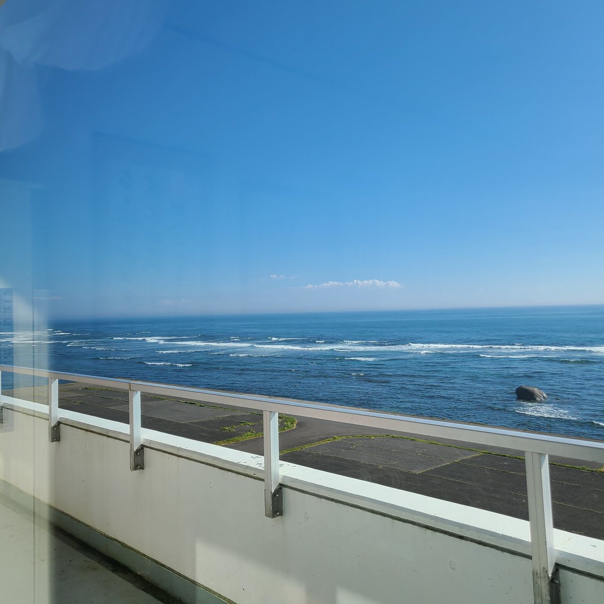 dazupomi's tweet photo. おはよ　今から帰るよ　月明かりの海を君に見せたいと思った　つまりハグをしたいって事　内緒だよ https://t.co/6lboc6IAcn