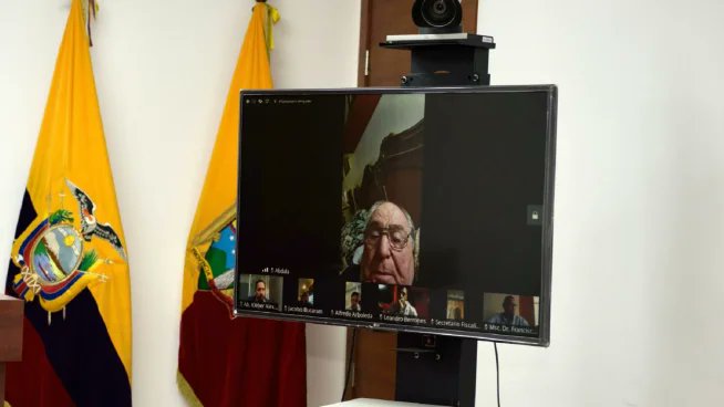 lahistoriaec's tweet photo. Justicia burlada. La sentencia contra el ex presidente Abdalá Bucaram, su hijo Jacobo y dos procesados más por un caso de corrupción con las pruebas de Covid 19, volvió a aplazarse este viernes por la ausencia de la traductora y un defensor. Este juicio lleva más de 6 años sin resolver y por cualquier leguleyada se posterga a cada rato. La impunidad se ha impuesto todo este tiempo.