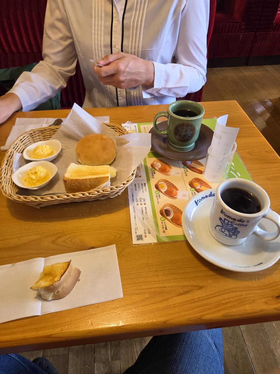 kantah_G's tweet photo. 宿の帰りの階段がめっちゃ急だった(笑
納品終了してモーニング
混んでる https://t.co/pGUENP0t16