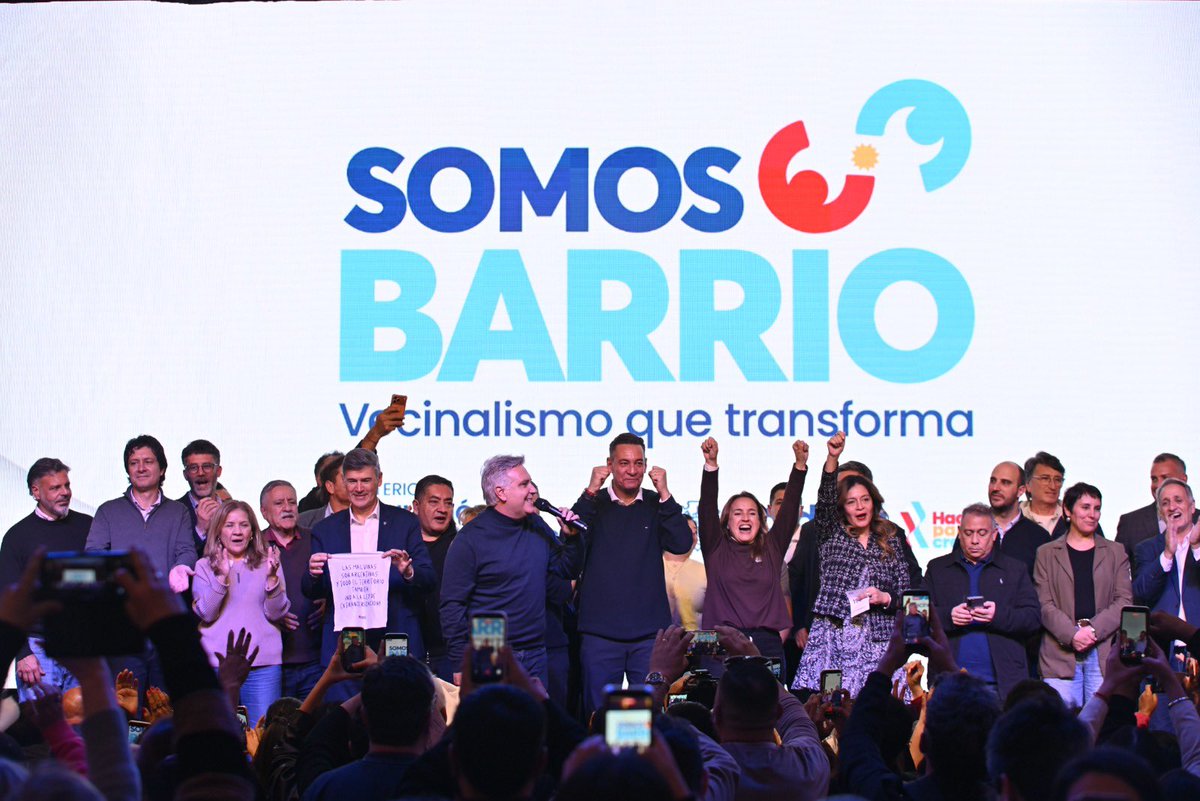 miguelsiciliano's tweet photo. SOMOS BARRIO, VECINALISMO QUE TRANSFORMA

Somos Barrio es el gran encuentro de los centros vecinales de Córdoba y lo vivimos como una fiesta. Cada una de las personas que participan en estas instituciones hacen a diario un gran esfuerzo, dejando su tiempo para destinarlo a trabajar por sus barrios y a construir comunidad. Son fundamentales para el entramado social de nuestra provincia y son un vehículo para trasladar la realidad de cada zona al Gobierno.

Desde la Provincia y la Municipalidad vamos seguir trabajando en conjunto para llegar a cada rincón, escuchando, articulando y haciendo, como siempre fue nuestra característica: cerca y junto a la gente. Entre todos vamos a hacer una #Córdoba que no deje de ir para adelante.

#HacerParaCrecer