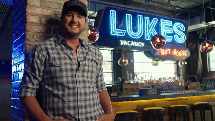 ntdiario's tweet photo. 🎶 @lukebryan acaba de soltar el visualizer de “Signs” 🤠Un tema country con espíritu honky tonk que deja atrás una ruptura con optimismo y celebra el comienzo de una nueva etapa.
#LukeBryan #countrymusic https://t.co/qoHX1ktsc9