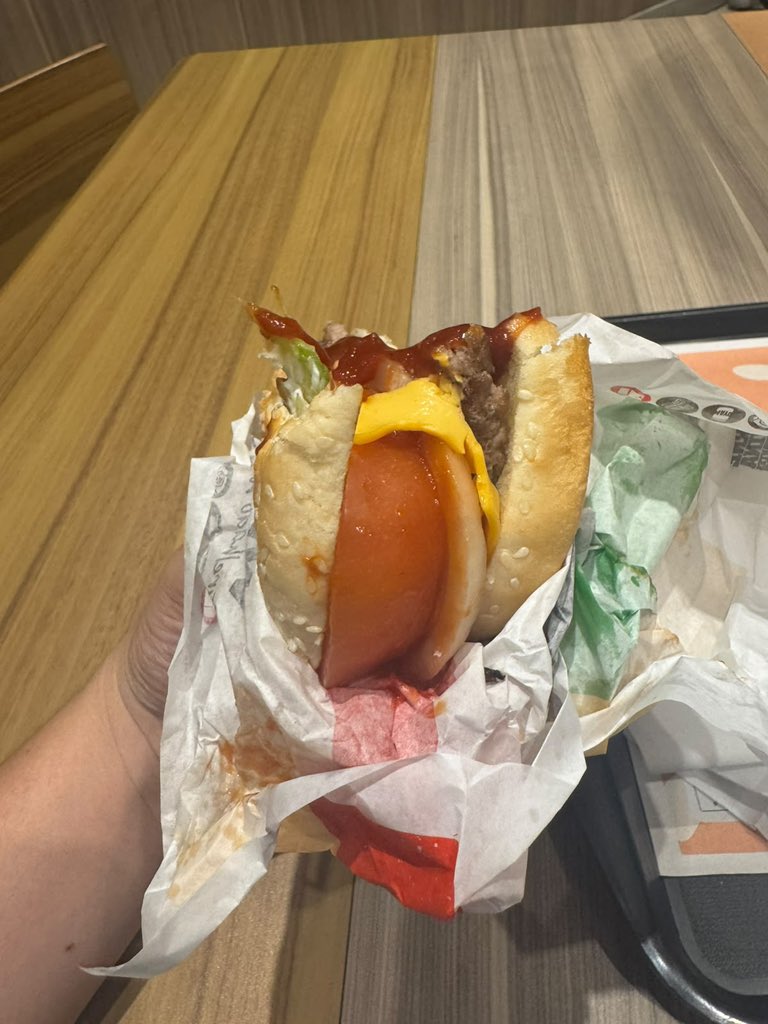 surdoembingo_'s tweet photo. Eu gosto de tomate, mas pqp @BurgerKing https://t.co/NMJYReKpzI