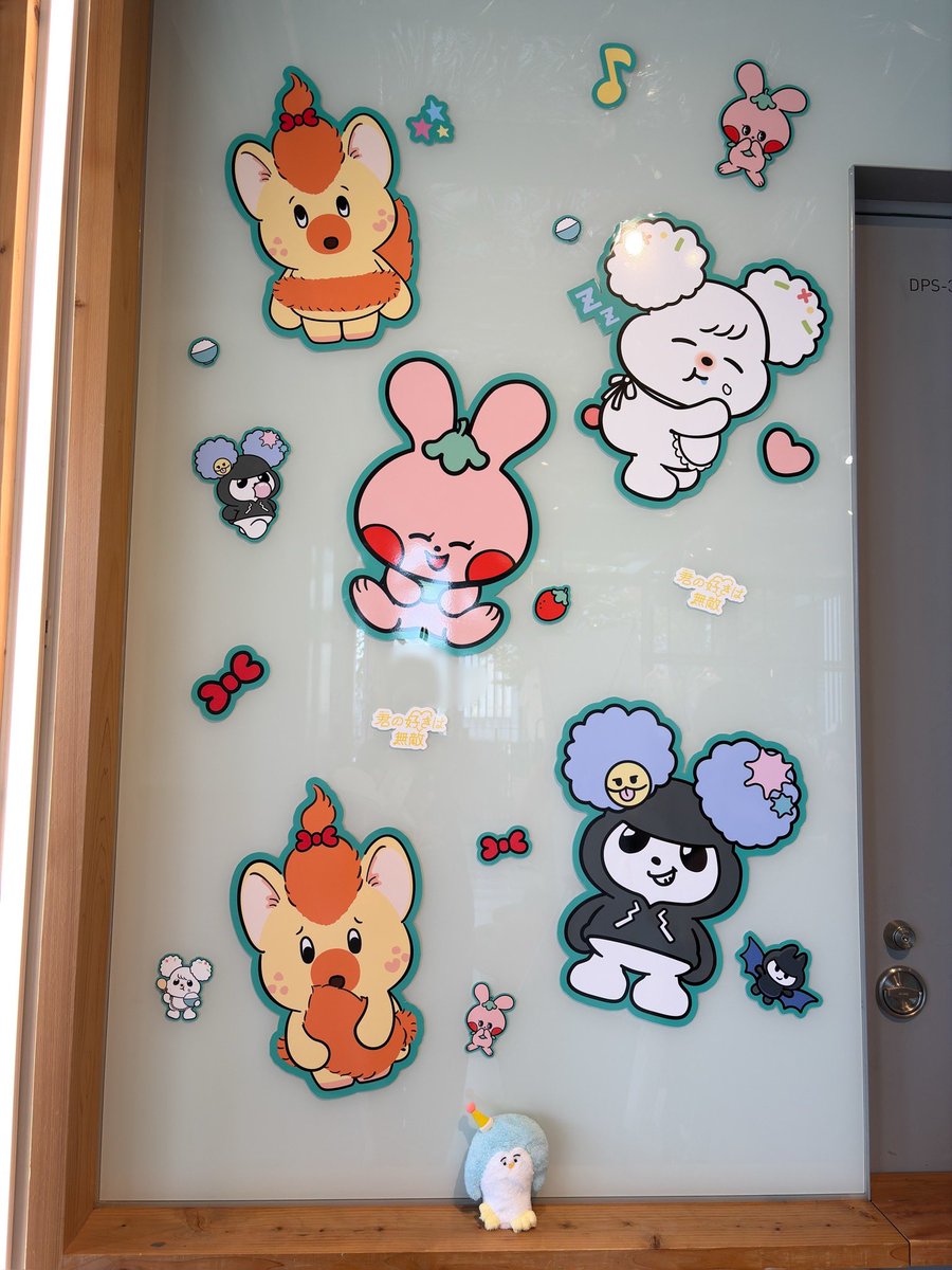 umeko_5569's tweet photo. 昨日行ってきたー🐧夏休みだからか賑やかだったな。ドラマの中にペンギンみたいな生き物がいるのでお供に🐧🐧
にしても写真撮るの下手だな🤣🤣 https://t.co/gDj6m5TPMx