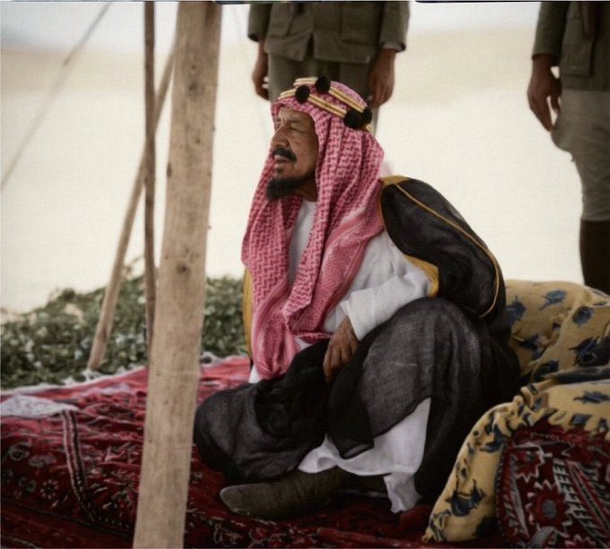 HRHMBNSALMAAN's tweet photo. تجمع بين الملك عبدالعزيز والأمير محمد بن سلمان شخصية قيادية تؤمن بأن التحديات الكبرى يمكن تحويلها إلى فرص، وأن بناء الدول الناجحة يتطلب العمل المستمر والقدرة على التكيف مع المتغيرات المحلية والعالمية. https://t.co/9wg7zuMQzD