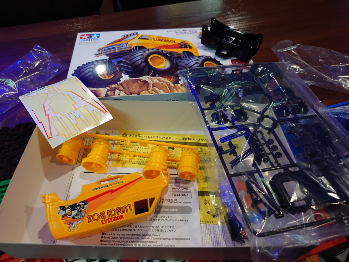 ma_kanba's tweet photo. ミニ四駆懐かしすぎるー！！
近くのプラモデル屋で子供のころ持ってた「ランチボックス🚖」を見つけた！😙
作るの40年ぶりじゃないかな!?🤔 https://t.co/5anTg66O5n