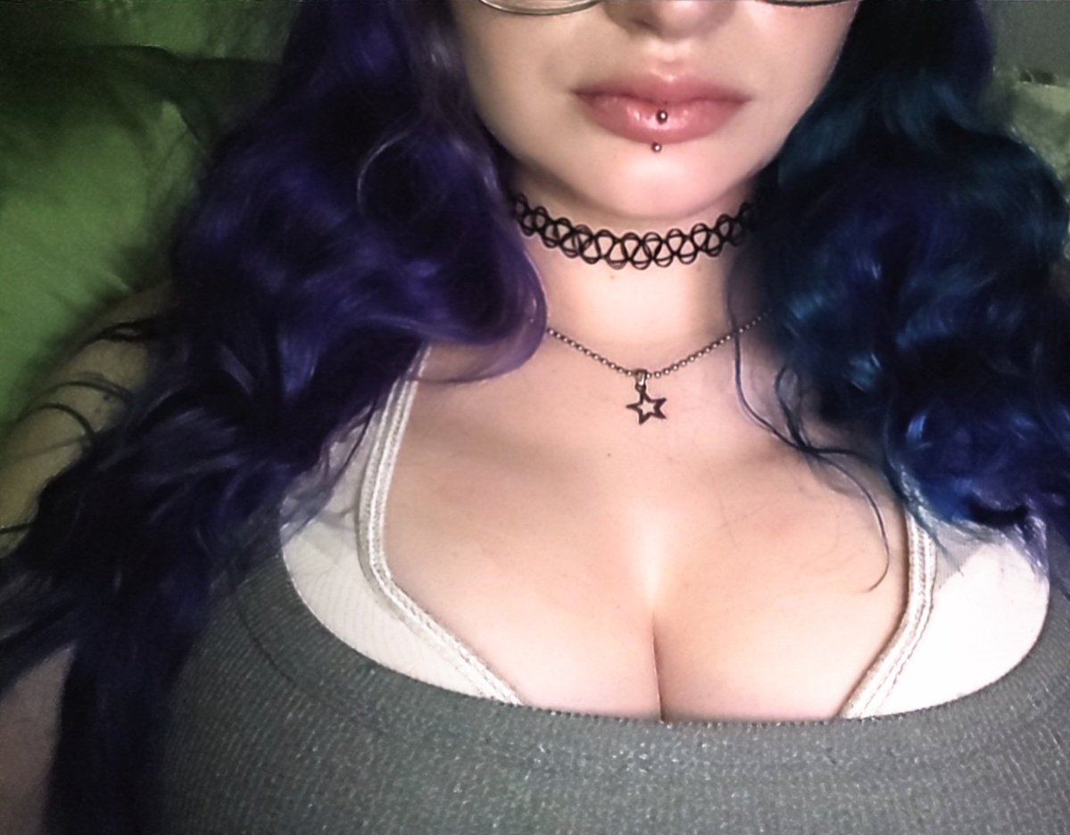 violescent_love's tweet photo. Cleavage is so hot 🤭 https://t.co/7k1W2lVUu8