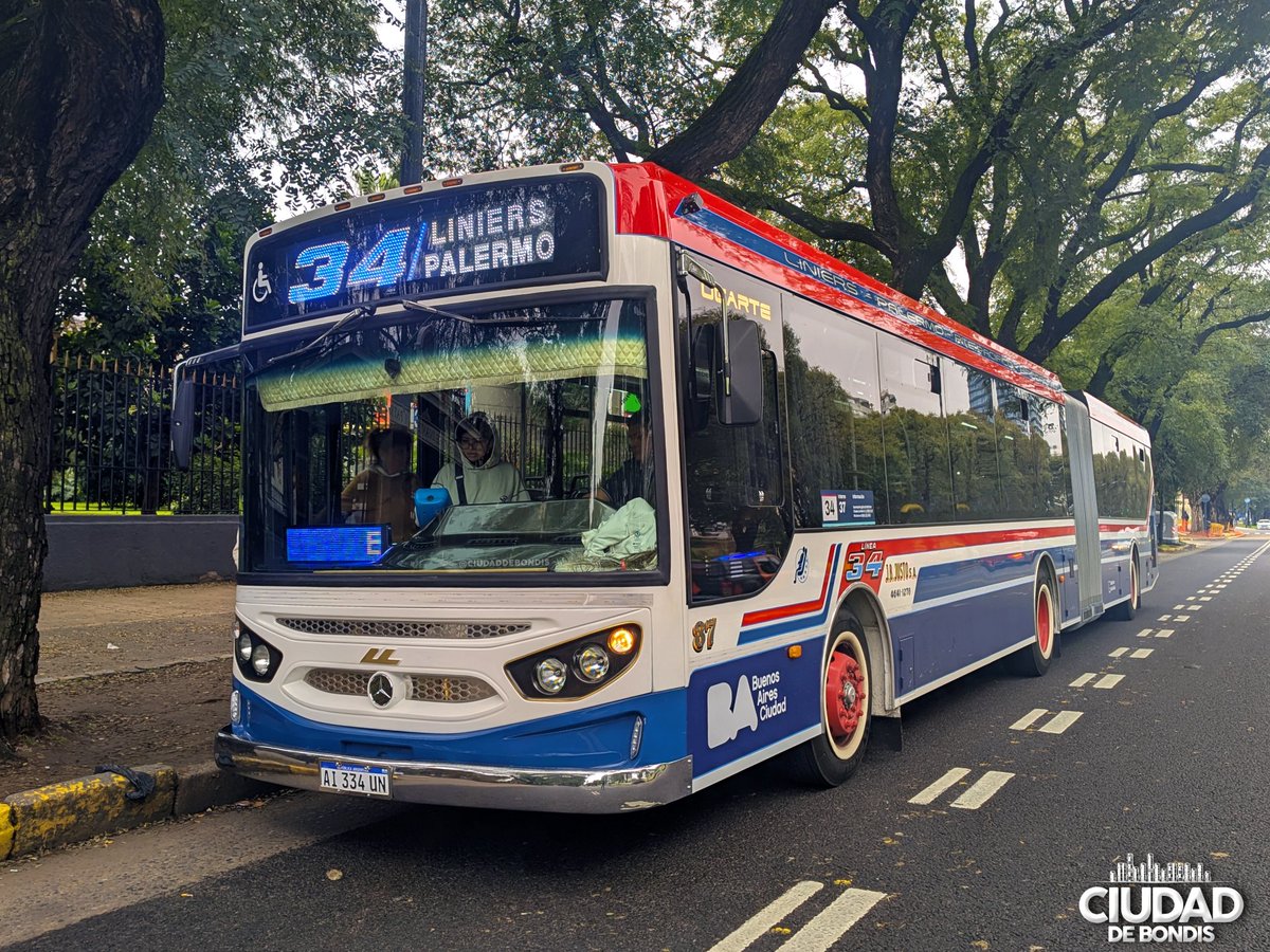 CiudadDeBondis's tweet photo. SE HIZO "LARGA" LA VUELTA
La #Linea34 recuperó uno de sus caballitos de batalla cuando hay grandes eventos: los articulados.
Por el momento solo esta el Nuevo #37 (#Ugarte #MB O500UA) pero se espera por 4 coches mas.
Tras algunos problemas con la homologación del modelo, volvió la era de los fuelles en una de las líneas pioneras del #Metrobus.
En la ultima foto les mostramos el interior de uno de los futuros 0km, preparándose en la planta de #Ugarte