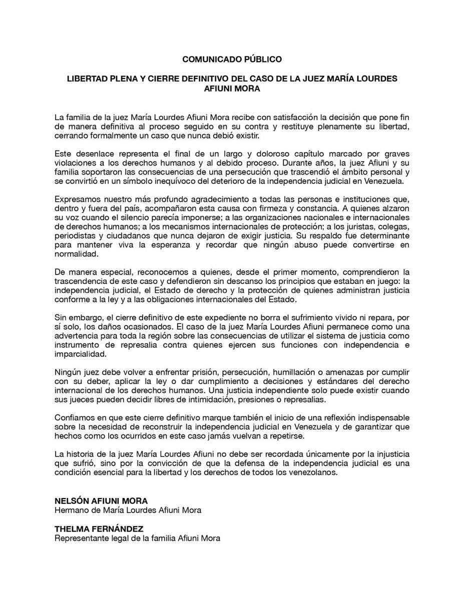 _Provea's tweet photo. La jueza María Lourdes Afiuni perdió 16 años de su vida por una condena sin base legal.

Hoy finalmente cierran su caso, uno de los más documentados de persecución judicial en Venezuela.

Afiuni fue detenida en 2009 tras otorgar medidas cautelares a Eligio Cedeño, víctima de detención arbitraria. La condenaron a 5 años por "corrupción propia" pese a que la fiscal del caso dejó constancia en el expediente de que no existió contraprestación alguna, requisito para que ese delito se configure según la ley venezolana.

Fue encarcelada, denunció  tortura física y psicológica. Su familia cuenta dieciséis años de control penal por una sentencia de cinco.

Su persecución produjo lo que se conoce como el "efecto Afiuni": el miedo sistemático de jueces y funcionarios judiciales a decidir con independencia en casos con carga política.

Su familia informó semanas atrás que le fueron detectadas tres lesiones tumorales que requieren atención médica inmediata, y que su única hija reside desde hace más de diez años en Estados Unidos. Pidieron que se eliminaran las restricciones derivadas del caso para que pudiera recibir tratamiento especializado y reunirse con ella.

Con el expediente cerrado, ese acceso debe ser efectivo y sin trabas administrativas.

El cierre no repara dieciséis años de persecución ni identifica a un solo responsable. Ningún juez en Venezuela debe volver a ser perseguido por aplicar la ley.