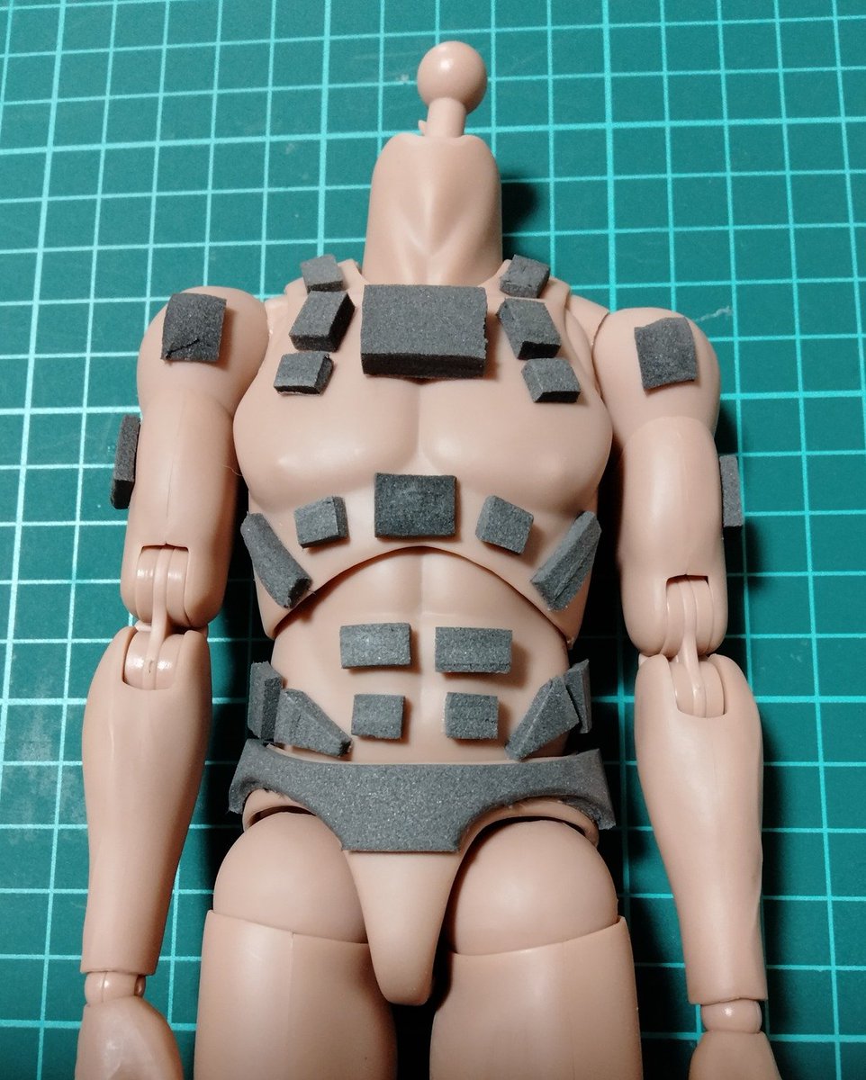 CHARI_hobby's tweet photo. 改造7日目

ラス君(AT-RTドライバー)の心棒ですが、糸巻いた状態で1日放置してもブニブニしていたので更に上からエポパテで固めました…また1日放置しないと…

で！時間が勿体ないので、また布地を染め直したり届いてた素体に厚み増やしたりしてました
同時進行、大事ですね👍✨
#フィギュア改造日記 https://t.co/2GydBNxQF0