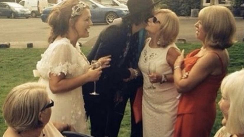aleestyles91's tweet photo. i’ll never get over jay walking around with harry introducing him to her extended family at her wedding 😭 https://t.co/AZbqfujglt