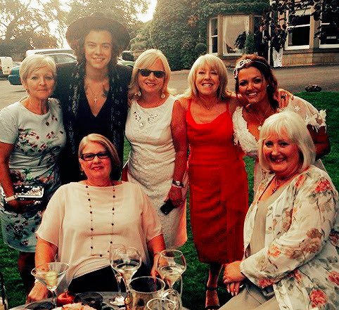 aleestyles91's tweet photo. i’ll never get over jay walking around with harry introducing him to her extended family at her wedding 😭 https://t.co/AZbqfujglt