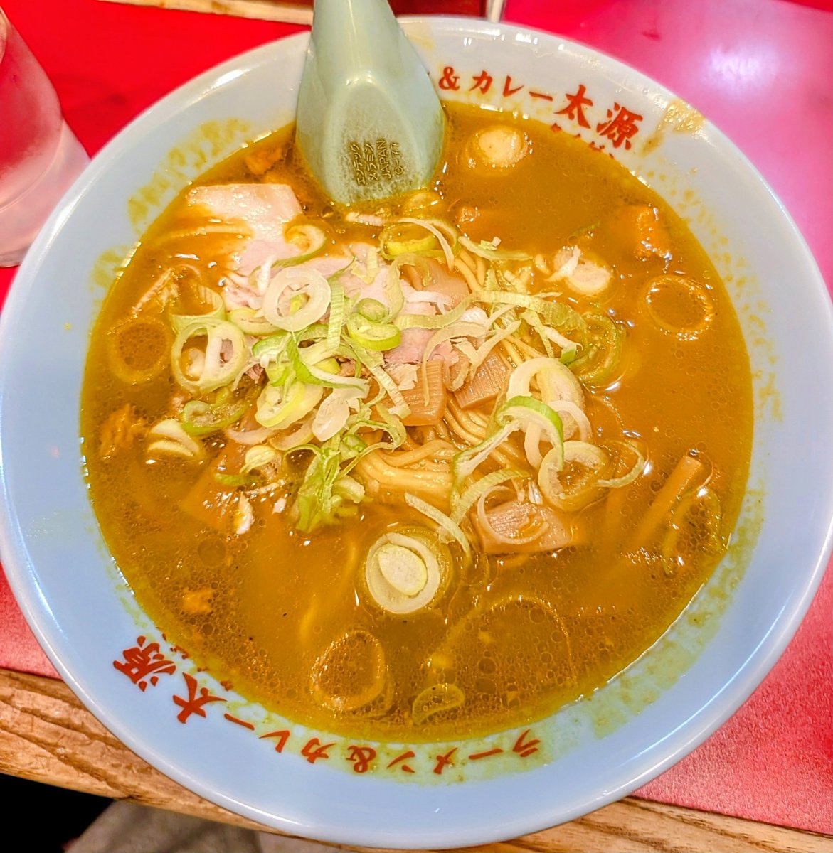 ramen_noodle__'s tweet photo. 関内/日ノ出町/伊勢佐木長者町

ラーメン＆カレー専門店 太源 
カレーラーメン 1050円 https://t.co/ue4oar78ni