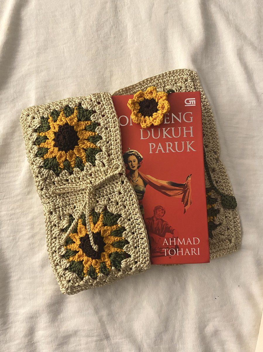 saetryi's tweet photo. Aku dan book sleeve-ku yang sering dibawa keliling itu https://t.co/WyEpss5mbc