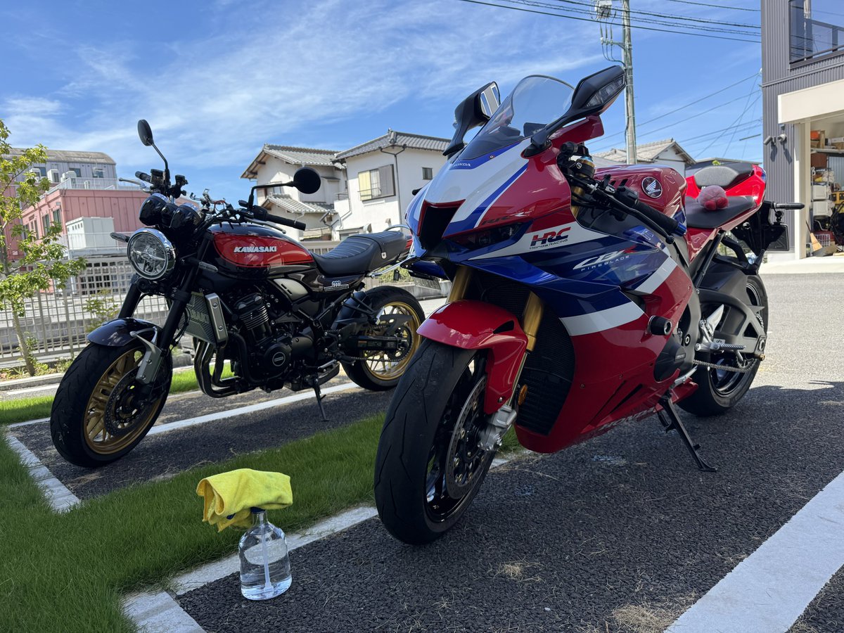 chinamon_cocoa's tweet photo. 折角なのでもう一台洗いました。
自分が全然乗らないので、最近は盆栽バイク化してます。
乗らないから2台とも売ろうか思ったこともありましたが、とりあえずいつでも乗れるようにしておこうと思います。
突然乗りたくなることもあると思いますので、こうして綺麗にして置いておきます。 https://t.co/HDXIooekxy