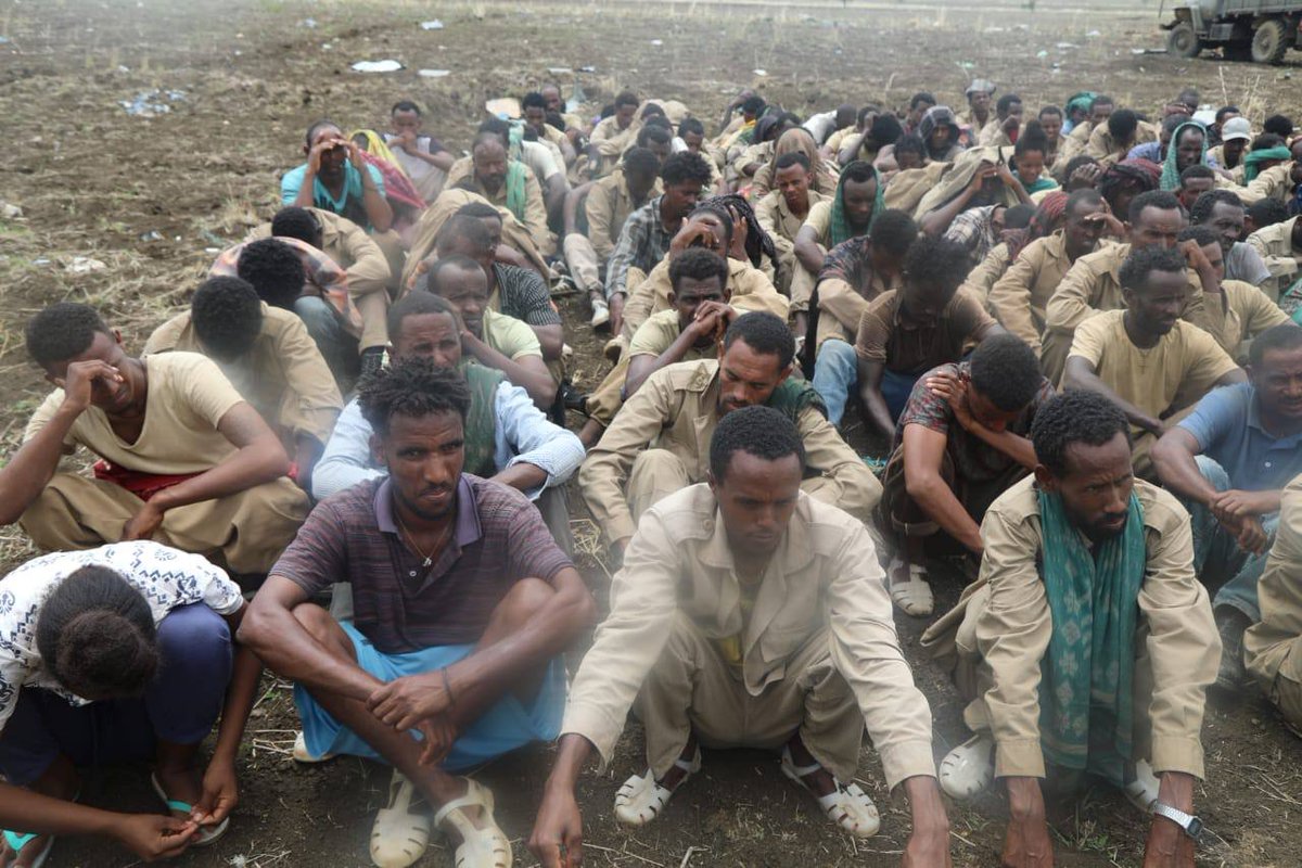 BehiwotTilahun's tweet photo. ያሳዝናል 😡
ወያኔ የትግራይን ወጣት ተጫወተባቸው።
ይህ በሸረሪና ውጊያ የተማረኩ ሙርከኞችና መሳርያ ነው። https://t.co/vjWmGNYUoN