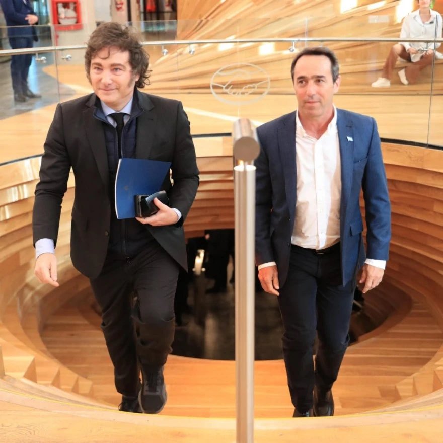 makearggayagain's tweet photo. mientras javier milei desfinancia las universidades al no cumplir la ley, mercado libre recibió 68 mil millones de pesos en subsidios estatales en solo seis meses: estiman que marcos galperin se ahorró 42 millones de dólares en impuesto a las ganancias y aportes patronales. https://t.co/n4xitjKtTz