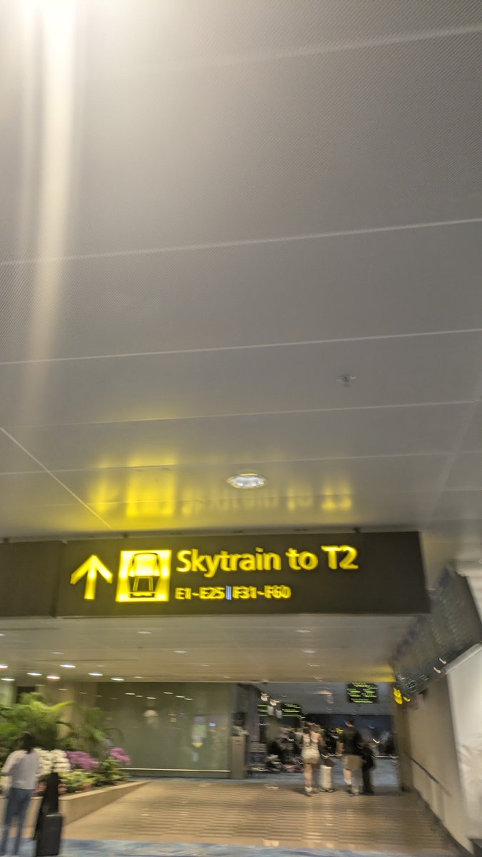 SavantNimit's tweet photo. Took the sky train quickly, singapore airport is cool. https://t.co/VefHiss9cd