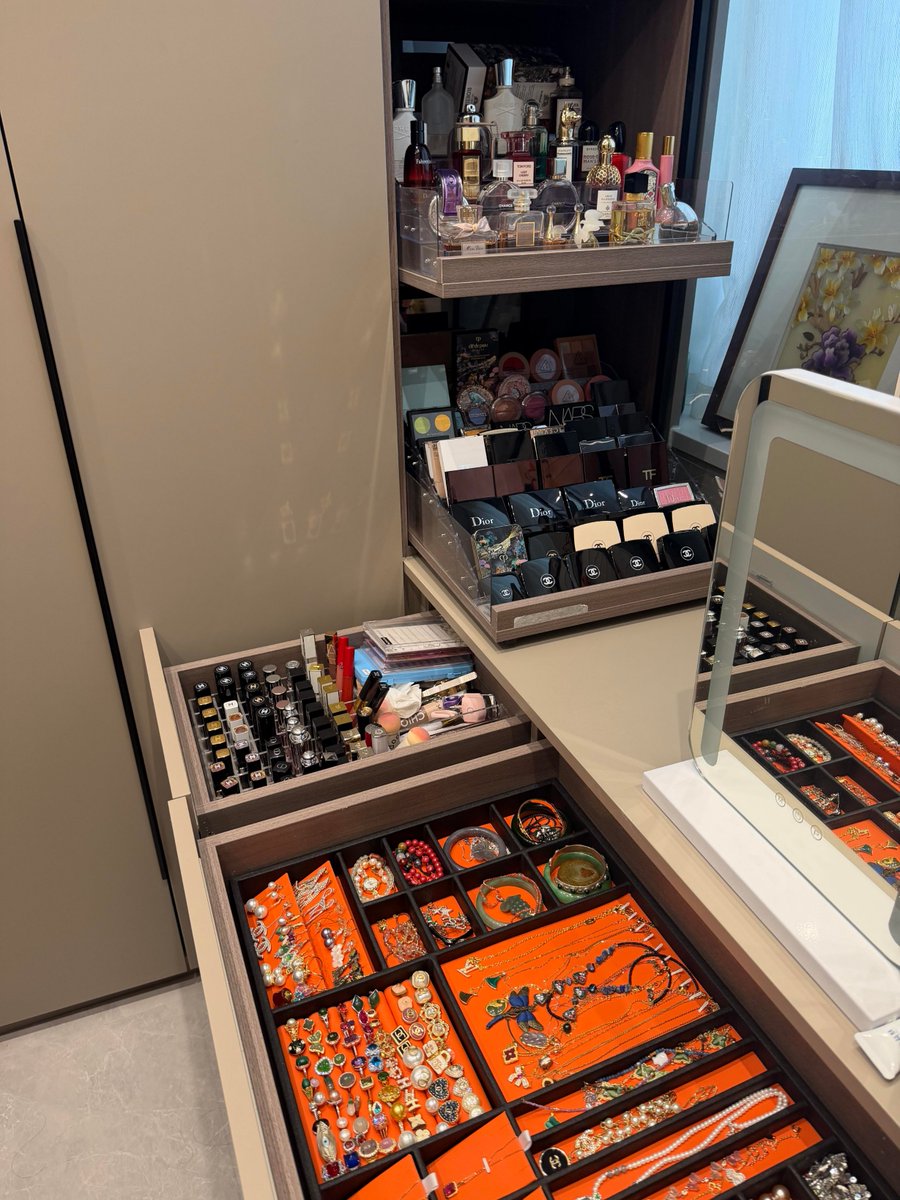 SachinMilly's tweet photo. I gave my makeup room a good tidy up, and seeing everything so neat and organized instantly lifted my mood. #Organization #Decluttering https://t.co/eq9pmIxMfR